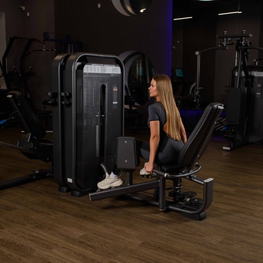 E7021  Сведение/Разведение ног сидя. Стек 135 кг