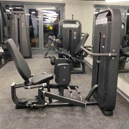 E7021 Сведение/Разведение ног сидя. Стек 135 кг