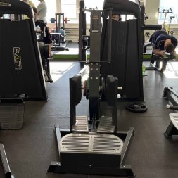 D982 Разведение ног стоя, рычаги серые