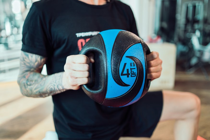 Мяч тренировочный (медицинбол) с хватами, 4 кг