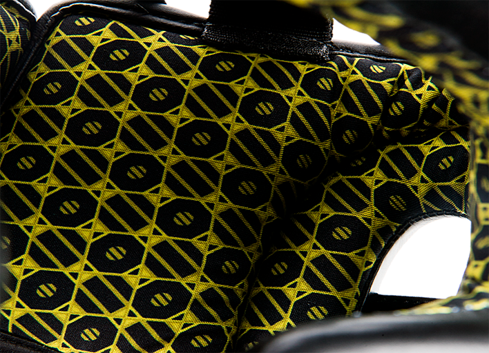 UFC Шлем с защитой щек на шнуровке черный - S\M