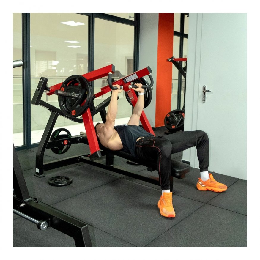 Грудной жим лежа на свободных весах Protrain PP128