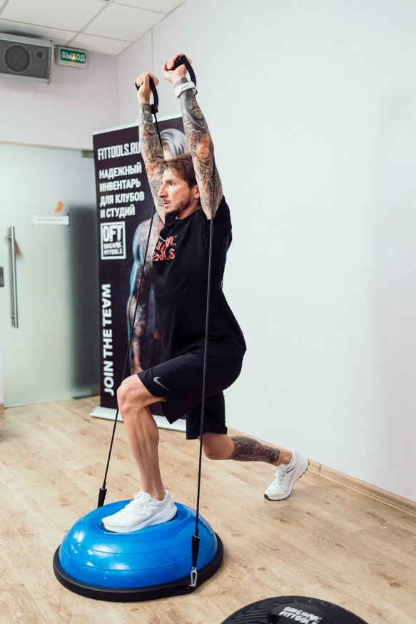 Полусфера гимнастическая надувная R2 с эспандерами и насосом